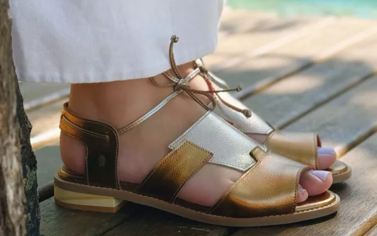 Pés Finos ou Largos? Dicas para encontrar a sandália de couro com o calce perfeito para você