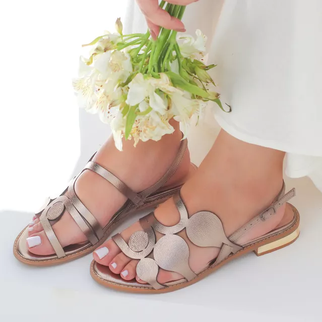 A modelo está usando Sandália Rasteira Champagne Salto Grosso 2cm - AMANHECER
