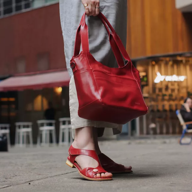 A modelo está usando Sandália Rasteira Vermelha Salto Grosso 2cm - VIENA
