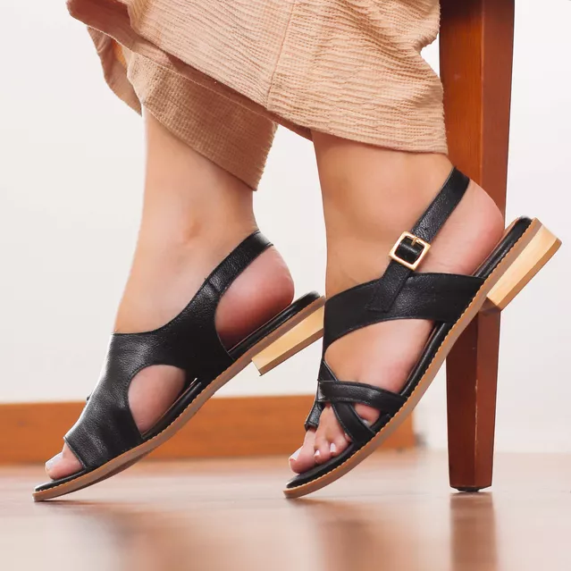A modelo está usando Sandália Rasteira Preta Salto Grosso 2cm - MOMENTO