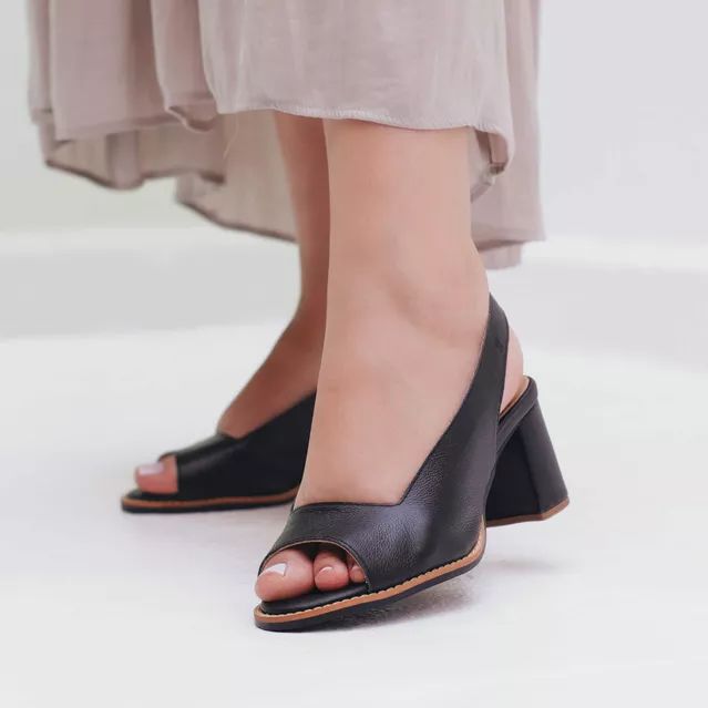 A  modelo está usando Sandália Peep Toe - ELEGÂNCIA - Preta