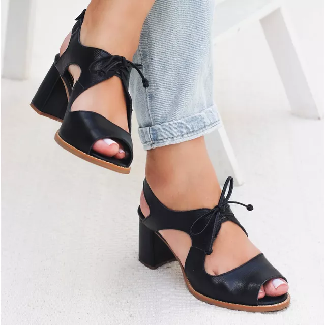 A modelo está usando Sandália Salto Grosso Preta 5cm - CONQUISTA