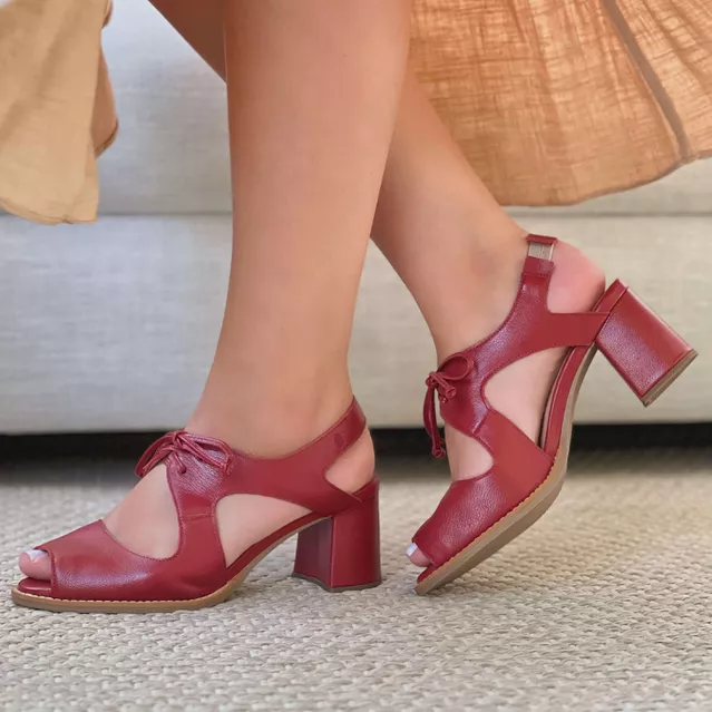 A modelo está usando Sandália Vermelha Salto Grosso 5cm - CONQUISTA