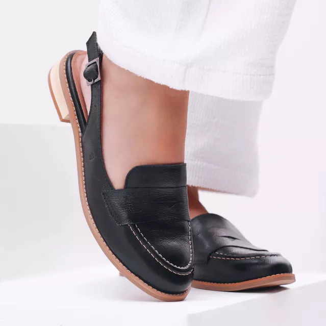 A modelo está usando Mule - LEVEZA - Preto