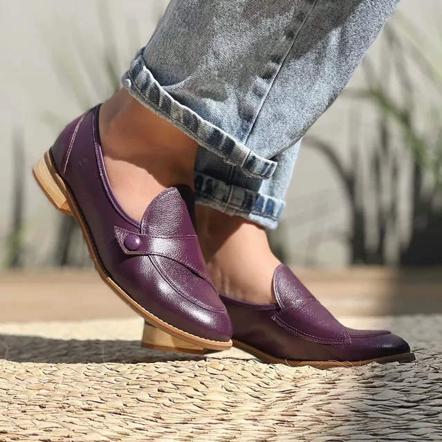 A modelo está usando Sapato - SOFISTICAR - Ameixa