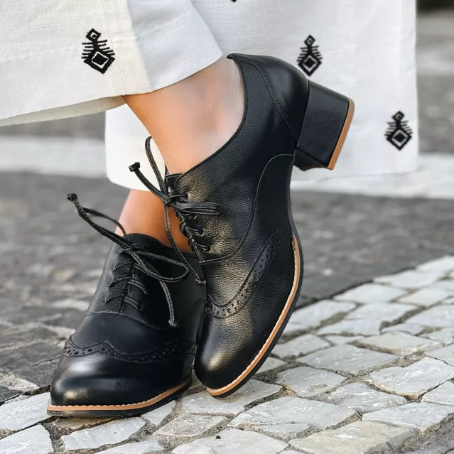 A modelo está usando Sapato Oxford - ADORAR - Preto